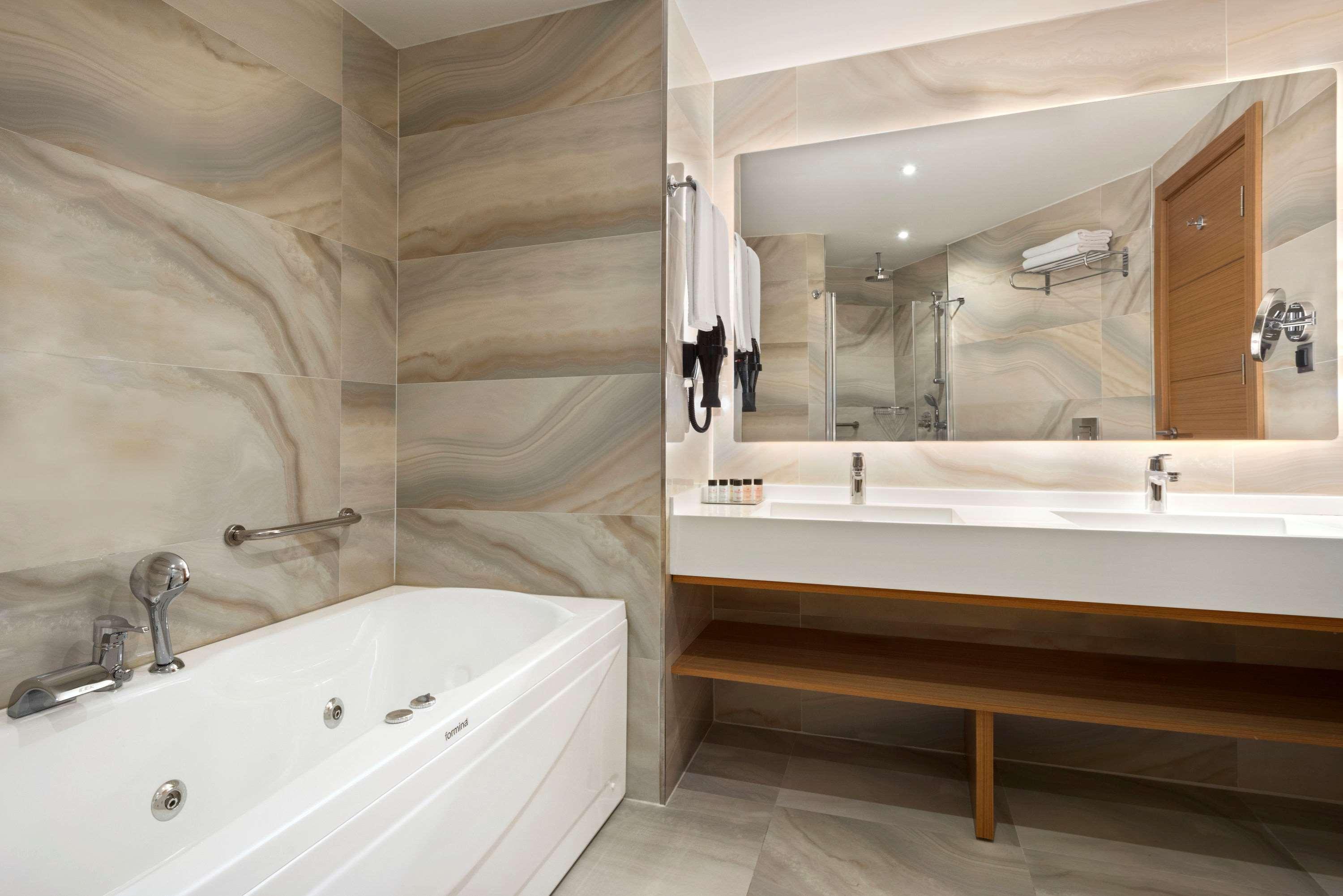 Ramada By Wyndham Nilufer מלון 4*